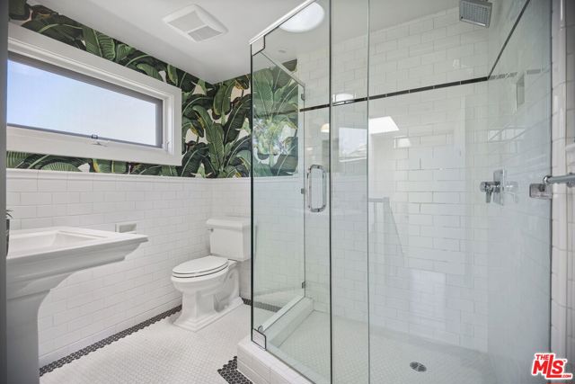 1210 Cabrillo Avenue, Venice CA: https://media.crmls.org/mediaz/7aec6ed0-c256-4c14-bc13-8859e55525ef.jpg