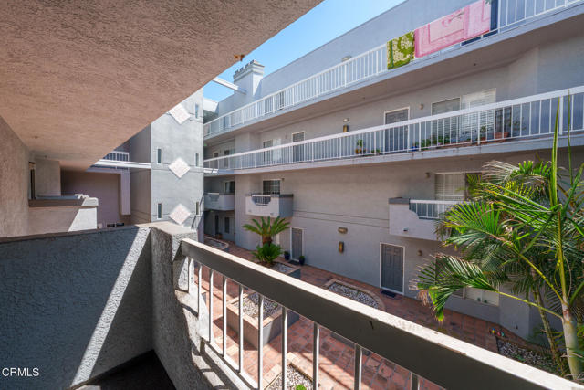 10925 Blix Street, Toluca Lake CA: https://media.crmls.org/mediaz/7aec6f5e-53c2-42f6-8911-5000ae36b651.jpg
