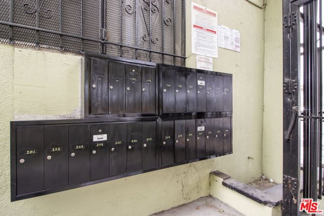 11204 S Broadway, Los Angeles CA: https://media.crmls.org/mediaz/7aece7c1-2f76-4712-b7af-7a0b155632e6.jpg