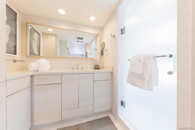 8132 Camino Del Sol, La Jolla CA: https://media.crmls.org/mediaz/7aed1575-511a-457f-bccf-ba960bc14b80.jpg