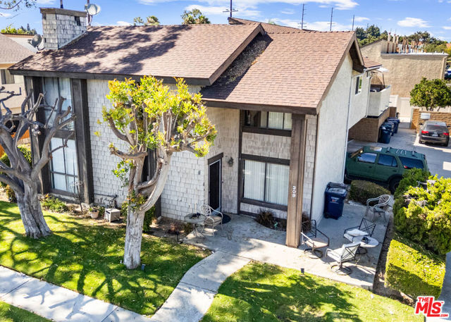 309 Utica Avenue, Huntington Beach CA: https://media.crmls.org/mediaz/7aee11cc-04ff-4cfc-839f-a43a23ad1287.jpg