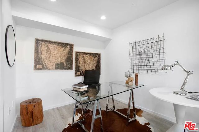 945 N Oxford Avenue, Los Angeles CA: https://media.crmls.org/mediaz/7aeebdb4-1f60-4995-80d3-0db539a17ab6.jpg