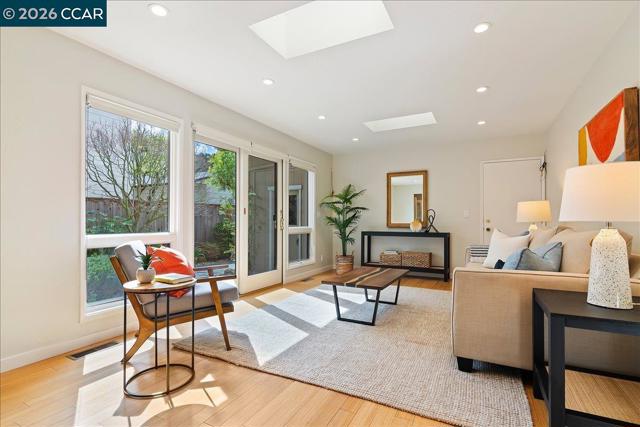 7 Doral Dr, Moraga CA: https://media.crmls.org/mediaz/7aef4e3e-23d0-47d3-8b55-4e727ca97098.jpg