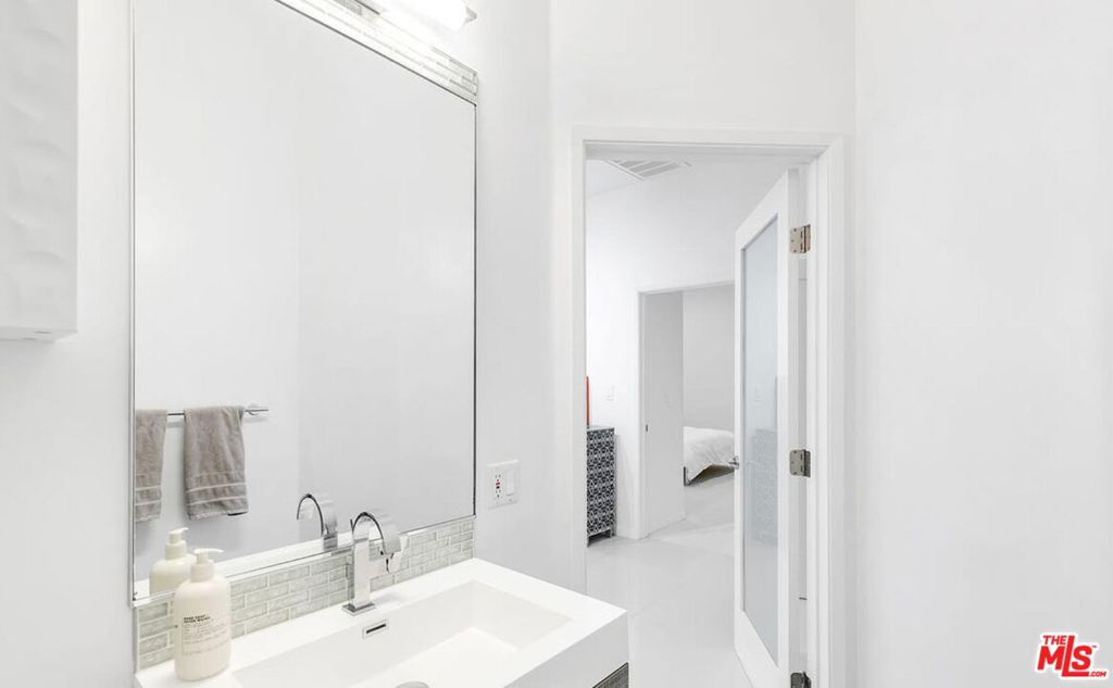 https://media.crmls.org/mediaz/7aef6712-758b-426d-8b03-c9063ee6798d.jpg?preset=X-Large