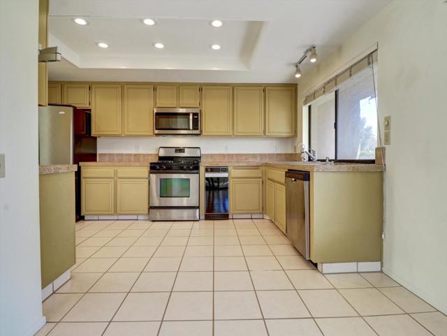 35738 Calle Montigo, Cathedral City CA: https://media.crmls.org/mediaz/7aef8926-2535-4414-acbf-2686c5ccf526.jpg