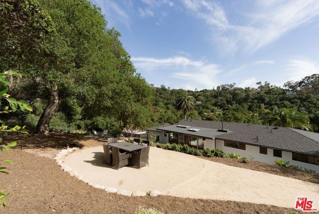 1060 Monte Drive, Santa Barbara CA: https://media.crmls.org/mediaz/7aef95e6-10b8-4e00-9742-48d0e3bcd116.jpg