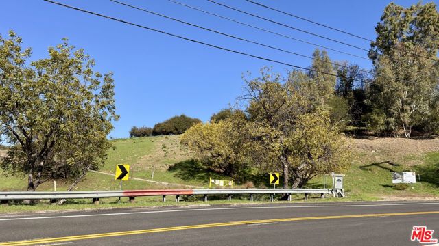 1 N Topanga Canyon Boulevard, Woodland Hills CA: https://media.crmls.org/mediaz/7aefc867-20c8-4e2f-8285-e72fff6eed7e.jpg