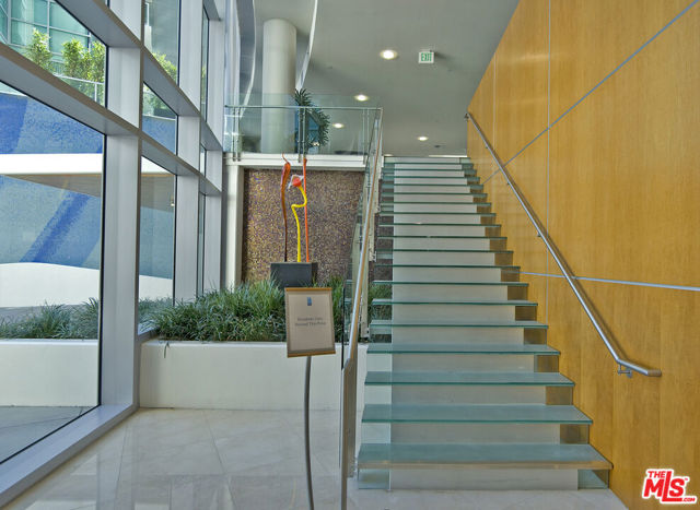 13700 Marina Pointe Drive, Marina del Rey CA: https://media.crmls.org/mediaz/7af05949-1599-4693-b235-ae5b9d64f57f.jpg