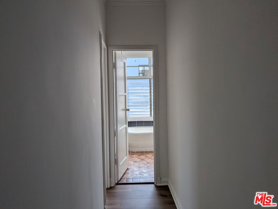 https://media.crmls.org/mediaz/7af08ed6-4dd1-4916-861e-2c545f706897.jpg?preset=X-Large