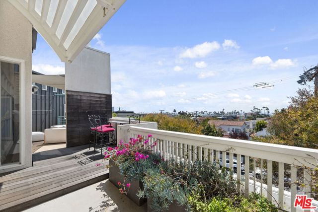 2115 3rd Street, Santa Monica CA: https://media.crmls.org/mediaz/7af090cb-1808-4773-ac84-7e8b1eb1d2c6.jpg