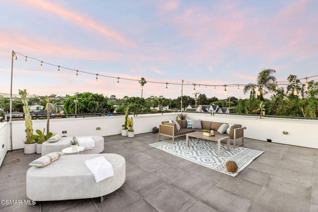 829 Flower Avenue, Venice CA: https://media.crmls.org/mediaz/7af0a284-e0bd-4c4e-a864-0d45fed821a2.jpg