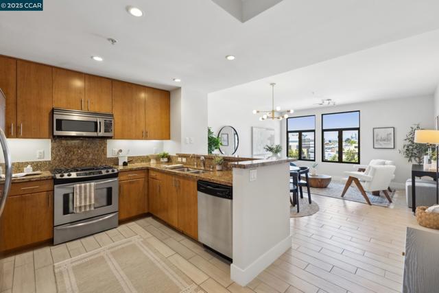 438 W Grand Ave, Oakland CA: https://media.crmls.org/mediaz/7af0f438-0ded-4c72-9c64-5eecafafa473.jpg