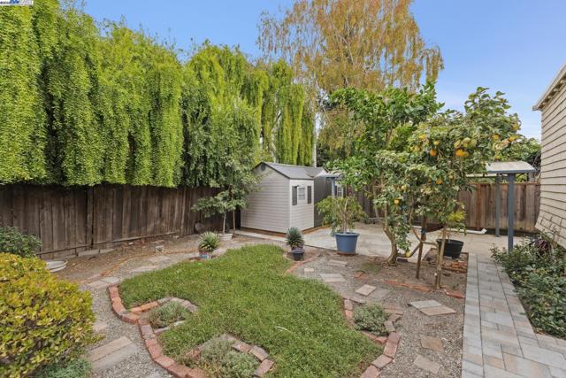 3215 Liberty Ave, Alameda CA: https://media.crmls.org/mediaz/7af1153b-25ac-4d0e-984e-e0c879a31249.jpg