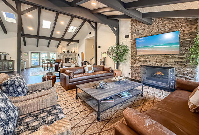 1832 Calle Salto, Thousand Oaks CA: https://media.crmls.org/mediaz/7af27b18-b50b-4d07-9579-bdd3bfbbf4ee.jpg