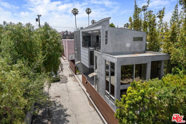 483 Carroll Canal Court, Venice CA: https://media.crmls.org/mediaz/7af28629-2156-44ee-9c6f-2eeeb54e247d.jpg