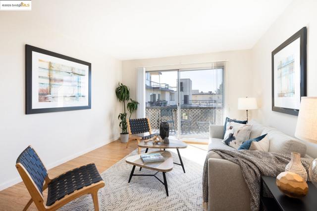 555 Jean St, Oakland CA: https://media.crmls.org/mediaz/7af3c3b0-c66c-4a87-8051-bb7d655e3eb1.jpg
