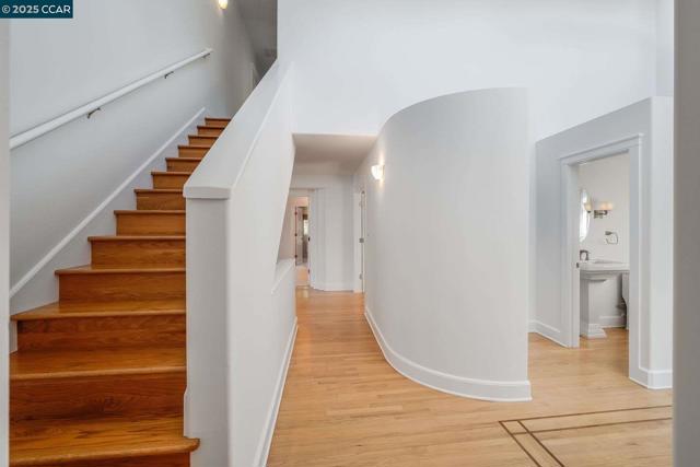 33 Altamount Drive, Orinda CA: https://media.crmls.org/mediaz/7af446ec-30a1-4134-9180-642aaeb9b86e.jpg