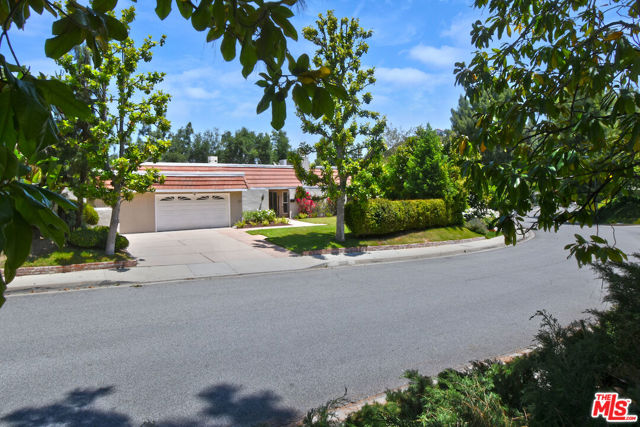 23637 Park Belmonte, Calabasas CA: https://media.crmls.org/mediaz/7af46fe5-ba8f-4826-ad3e-98bb14c6a43b.jpg