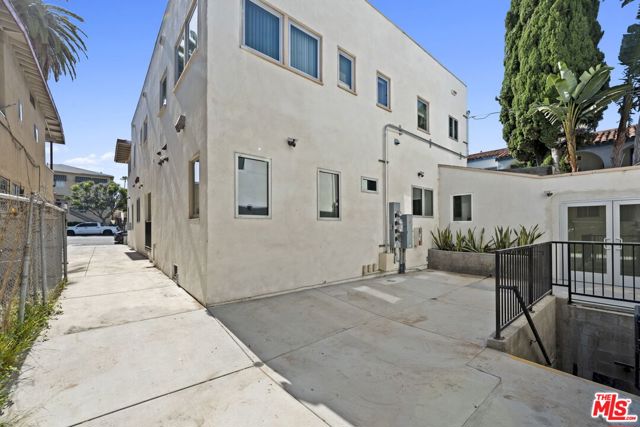1409 N Hobart Boulevard, Los Angeles CA: https://media.crmls.org/mediaz/7af4b2d8-66e0-42b9-a45e-de873d4679b2.jpg