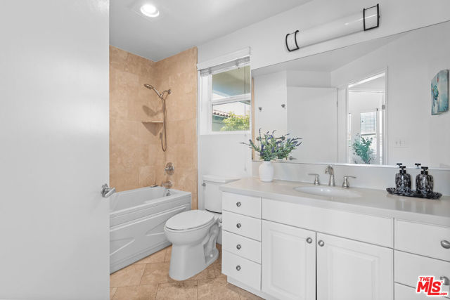 906 S Serrano Avenue, Los Angeles CA: https://media.crmls.org/mediaz/7af4dea7-e261-4342-ba2b-9062e6188c41.jpg