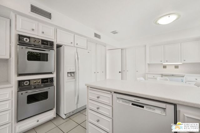 2723 S Kings Road, Palm Springs CA: https://media.crmls.org/mediaz/7af58300-f644-440c-8dee-107b6cc6761f.jpg