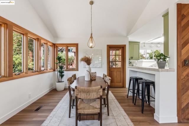 3176 Jordan Rd, Oakland CA: https://media.crmls.org/mediaz/7af5b061-3c04-408c-a005-0466f8dad168.jpg