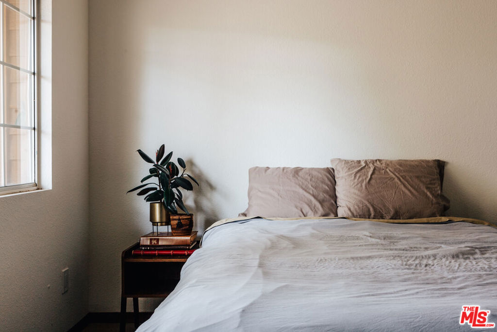 https://media.crmls.org/mediaz/7af62f22-3722-4dc0-91fd-548351280ce4.jpg?preset=X-Large