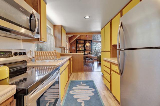 26785 Crestview Drive, Idyllwild CA: https://media.crmls.org/mediaz/7af6f82a-5ac6-4aa5-973b-595e83e49f07.jpg