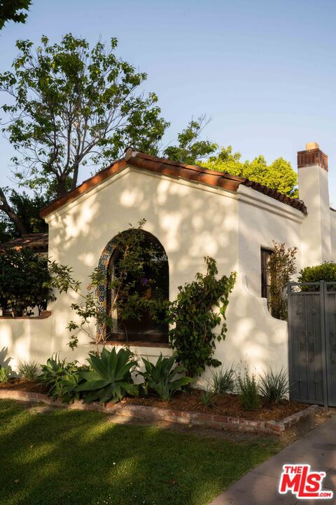 4331 4th Avenue, Los Angeles CA: https://media.crmls.org/mediaz/7af7805d-b55d-4569-9d7d-5a2fbf967882.jpg