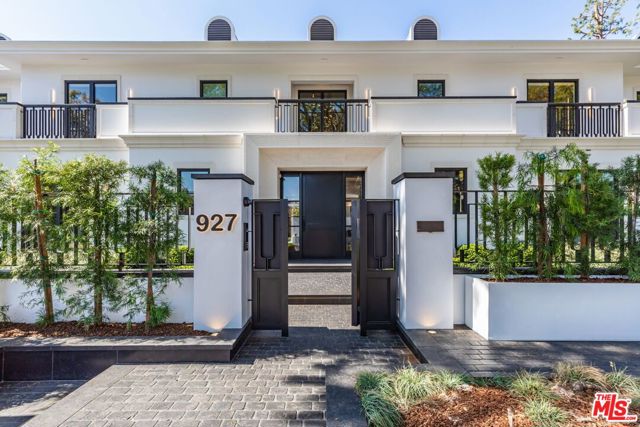 927 N Whittier Drive, Beverly Hills CA: https://media.crmls.org/mediaz/7af7a6f7-8a22-464a-b1bf-3b611ba93f09.jpg