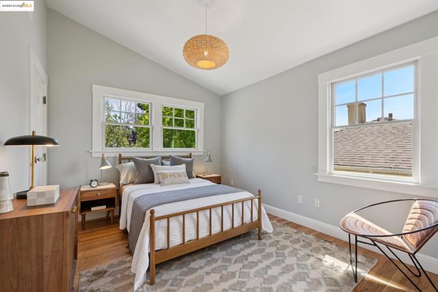1071 Harvard Rd, Piedmont CA: https://media.crmls.org/mediaz/7af81f92-982d-41c8-853e-87c00c6067ff.jpg