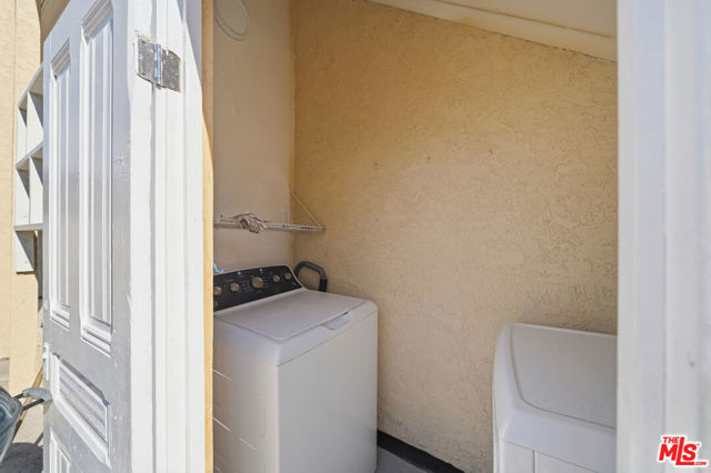 1147 S Westlake Avenue, Los Angeles CA: https://media.crmls.org/mediaz/7af85516-53cc-47c9-b473-810e3e9eaee0.jpg