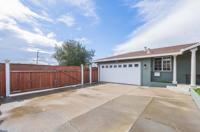 607 La Mesa Drive, Salinas CA: https://media.crmls.org/mediaz/7af9c449-ebea-49fa-bcae-ef9a4d264e8f.jpg