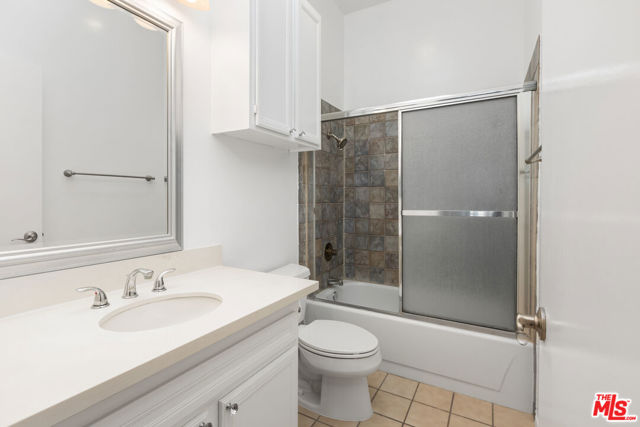 8324 Regents Road, San Diego CA: https://media.crmls.org/mediaz/7afa01b7-5378-4992-b7e4-4ea2ec9bab9b.jpg