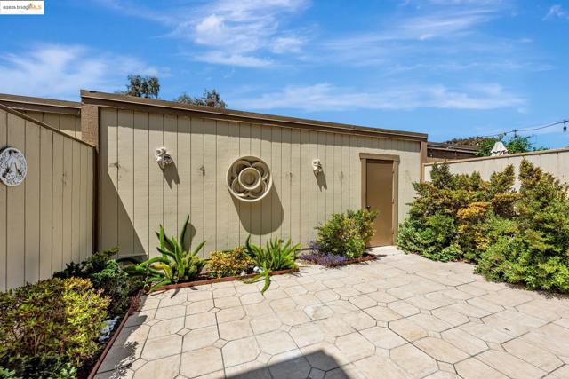 1160 Marianas Ln, Alameda CA: https://media.crmls.org/mediaz/7afa041e-8500-475d-965f-4b3790b221fc.jpg