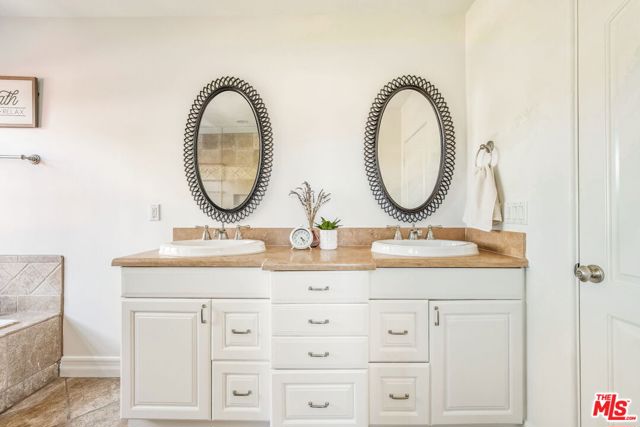 3942 Glenridge Drive, Sherman Oaks CA: https://media.crmls.org/mediaz/7afb9171-7e35-40b9-ba75-59af08f84837.jpg