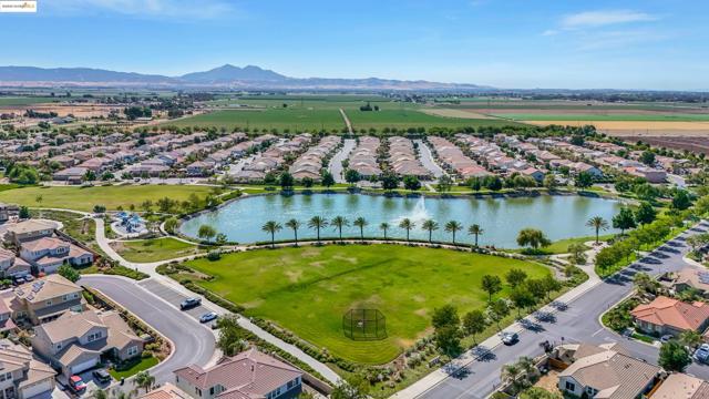 542 Harbor Cove Cir, Discovery Bay CA: https://media.crmls.org/mediaz/7afba076-a832-47f2-897e-b6d16c0bb46e.jpg