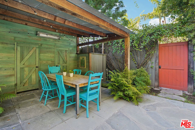 813 Crestmoore Place, Venice CA: https://media.crmls.org/mediaz/7afba4ab-36ca-4d51-ad28-6c21984152c6.jpg