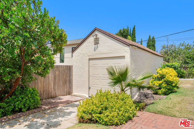 1119 Maple Street, Santa Monica CA: https://media.crmls.org/mediaz/7afd1f3a-e009-4b8c-9440-925356469869.jpg