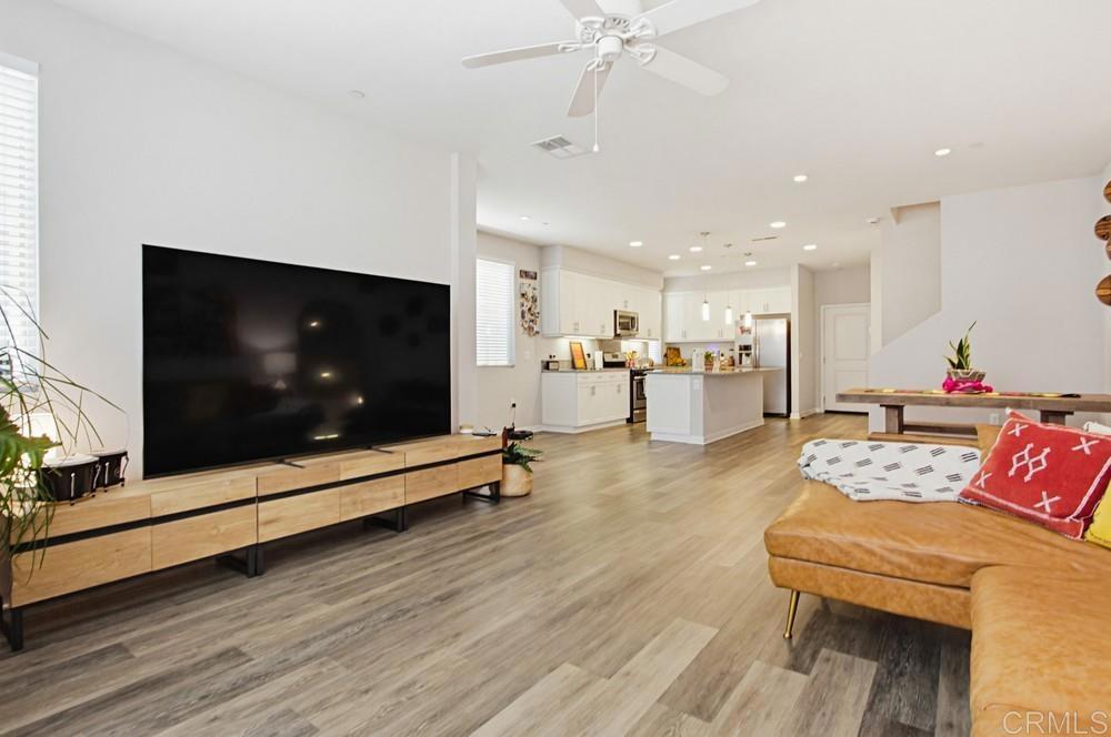 https://media.crmls.org/mediaz/7afd4df2-66a4-4708-8a71-b6f0e45968a2.jpg?preset=X-Large