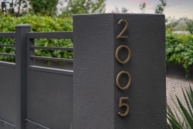 2005 TUNNEL RD, Oakland CA: https://media.crmls.org/mediaz/7afd52a8-a9de-44da-928e-672b5ebc5093.jpg