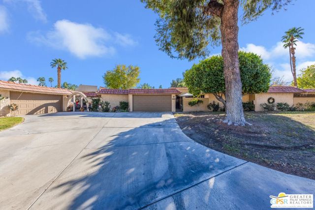 68541 Calle Alcazar, Cathedral City CA: https://media.crmls.org/mediaz/7afd9e79-7bb0-4740-8665-60069e5ad9ec.jpg