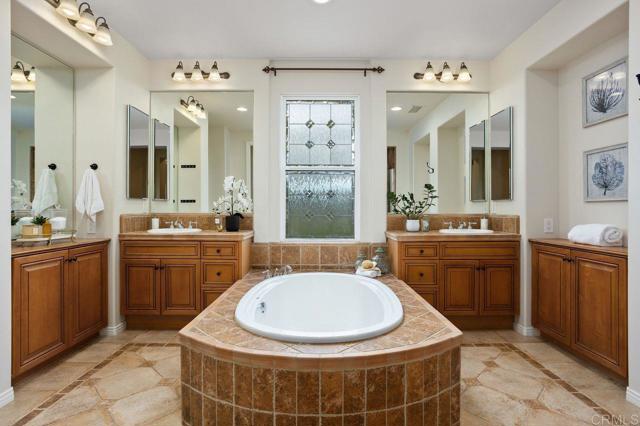648 California Oak Drive, Vista CA: https://media.crmls.org/mediaz/7afdb5a4-480e-4892-bef1-4f87067c0a38.jpg