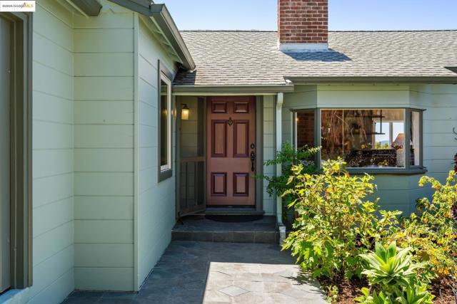 917 Avis Dr, El Cerrito CA: https://media.crmls.org/mediaz/7afdc3ec-7b01-486a-b41f-4dca278c66b9.jpg