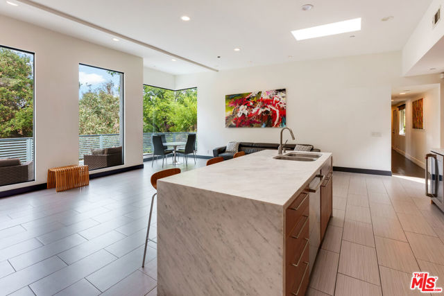 2929 Passmore Drive, Los Angeles CA: https://media.crmls.org/mediaz/7afe763d-ac68-4cdd-8570-42061ae40036.jpg