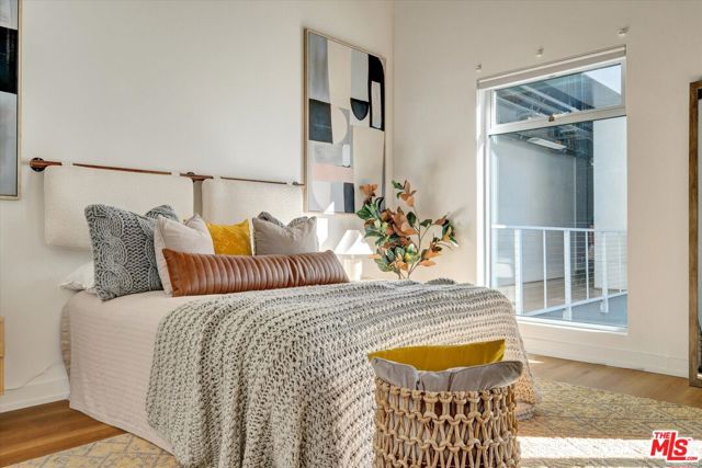 645 W 9th Street, Los Angeles CA: https://media.crmls.org/mediaz/7afef6b3-cf56-4217-88d3-c7dbaaa1a101.jpg