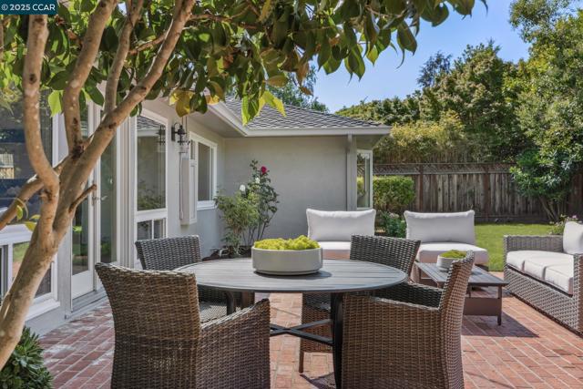 241 E Creek Dr, Menlo Park CA: https://media.crmls.org/mediaz/7aff3f5a-cf20-4433-a02c-b8bb94340e1e.jpg