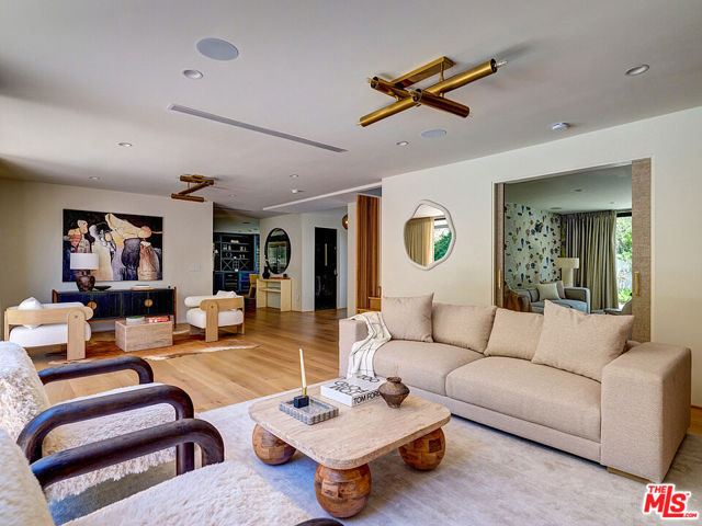 8674 Edwin Drive, Los Angeles CA: https://media.crmls.org/mediaz/7aff7f87-f0b4-45ef-af68-a1a4c2785510.jpg