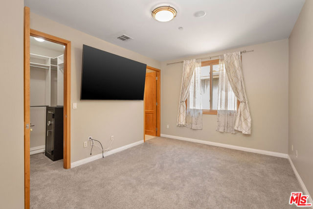 216 N Buena Vista Street, Burbank CA: https://media.crmls.org/mediaz/7affe8d8-dc27-4466-8708-17e2c4ab509a.jpg