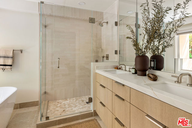 911 7th Street, Santa Monica CA: https://media.crmls.org/mediaz/7b00cbde-12dc-460d-8bb1-e01b5038d0be.jpg